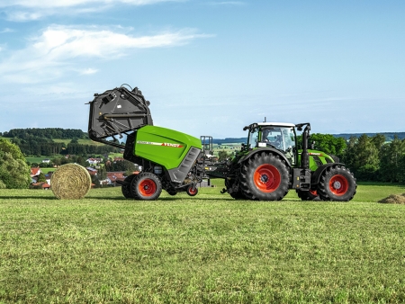 Fendt-trekker met een Fendt Rotana-rondebalenpers tijdens het balenpersen