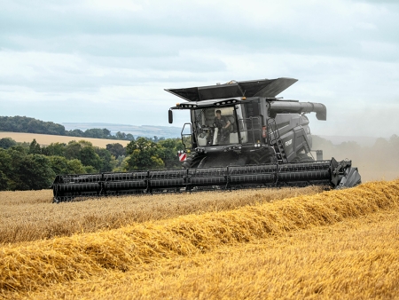 De zwarte Fendt-maaidorser IDEAL in actie tijdens de oogst