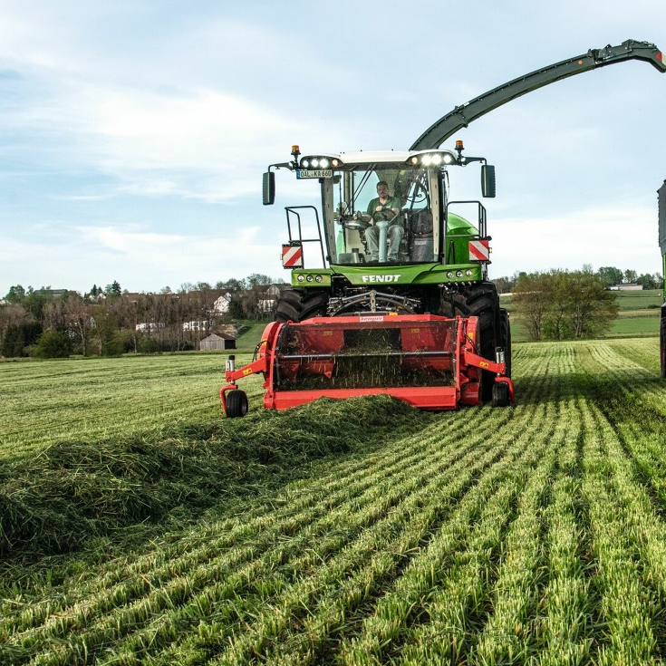 De Fendt Katana in actie op een weiland.