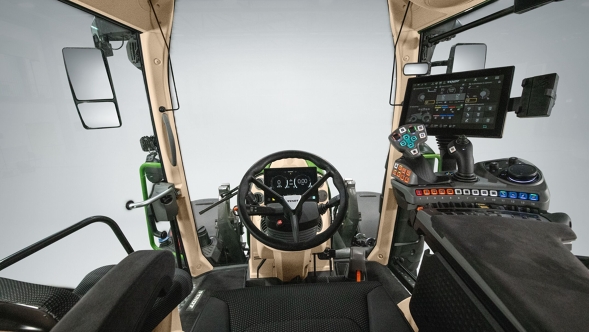 Binnenaanzicht van de royale VisioPlus cabine van een Fendt 300 Vario Gen5 met ergonomische stoel, stuurwiel, digitaal instrumentenpaneel en moderne bedieningsterminal.