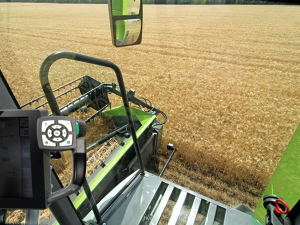 Zicht op de cabine van een maaidorser uit de Fendt L-serie Binnenaanzicht van de cabine van een maaidorser uit de Fendt L-serie