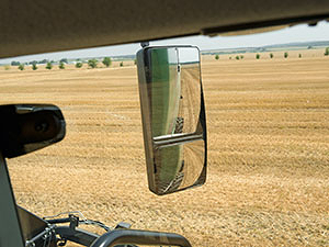 Achteruitkijkspiegel van de Fendt L-serie Close-up van de grote, elektrisch verstelbare en verwarmde achteruitkijkspiegels van een maaidorser van de Fendt L-serie