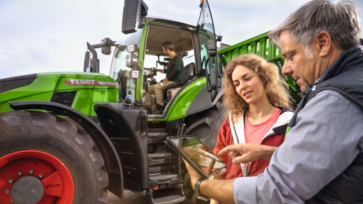 Een boerin laat zich bij een Fendt-dealer informeren over de mogelijkheden van AGCO Finance