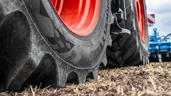 Close-up van Fendt-banden met rode velgen op een akker