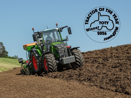 Tractor of the Year 2026 voor de Fendt 500 Vario Een groene Fendt 500 Vario op de akker, aan de rechterkant van de foto de onderscheiding als Tractor of the Year 2026