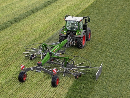 Fendt traktor med Fendt høyvender under høsting