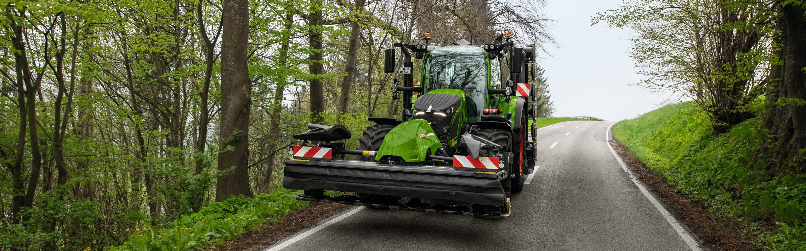 Fendt 600 Vario med slåmaskin kjører på veien