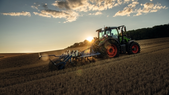 Fendt 600 Vario som bearbeider jorden i solnedgangen