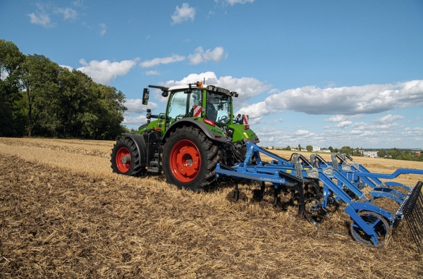 Fendt 600 Vario arbeider på et jorde