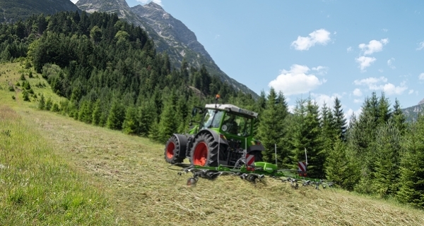 Fendt-traktor med Fendt Twister i alpint terreng