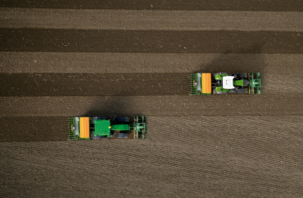 Fendt 728 Vario Gen7 med såmaskin på jordet, sett ovenfra