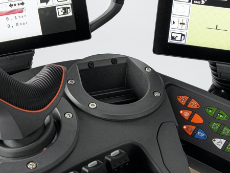 Mobilholder i armlene på Fendt Rogator 600