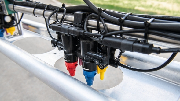 Nærbilde Fendt Rogator 600 Gen2 dyseholder i bom