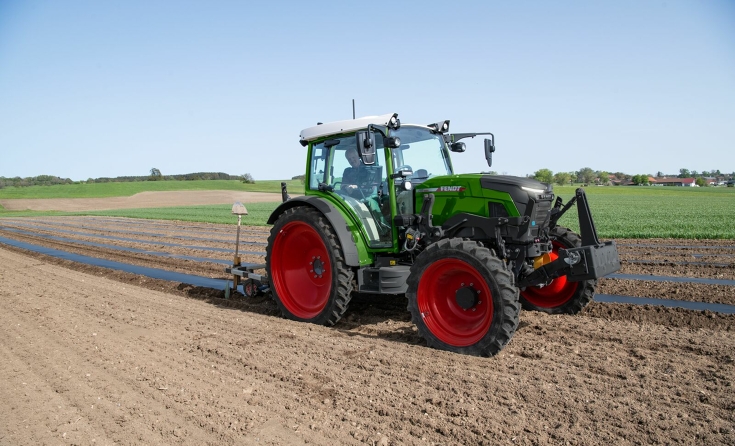 Fendt e100 Vario legger folie i en jordbæråker En Fendt e107 Vario legger sort folie i en jordbæråker, føreren er en eldre bonde med hvitt hår