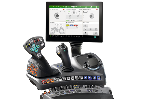 Armlenet på en Fendt-traktor med svart polstring, to fingerspakpar for hydraulikkstyringen, 3L-spak, mange knapper med farger og en stor 12-tommers terminal, mot en hvit bakgrunn