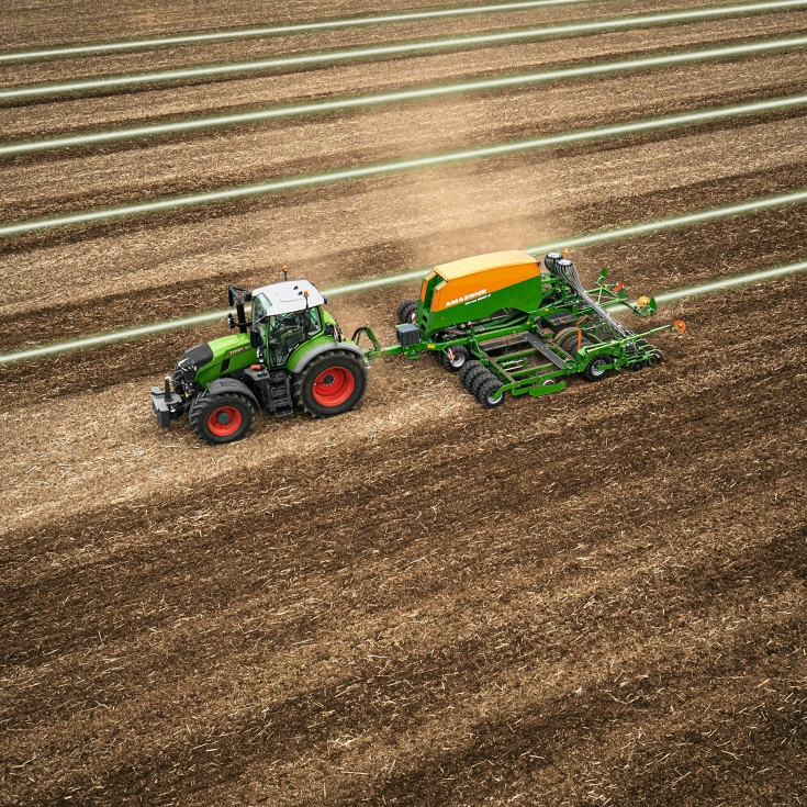En grønn Fendt traktor bearbeider jorden og bruker sporfølgesystemet Fendt Guide