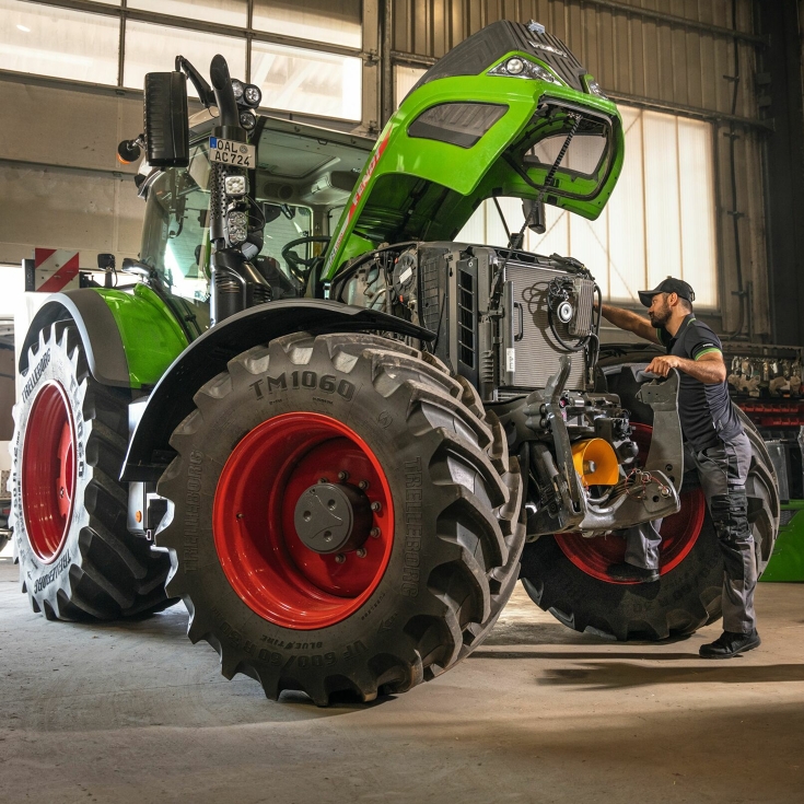En Fendt-servicemedarbeider sjekker en Fendt-traktor