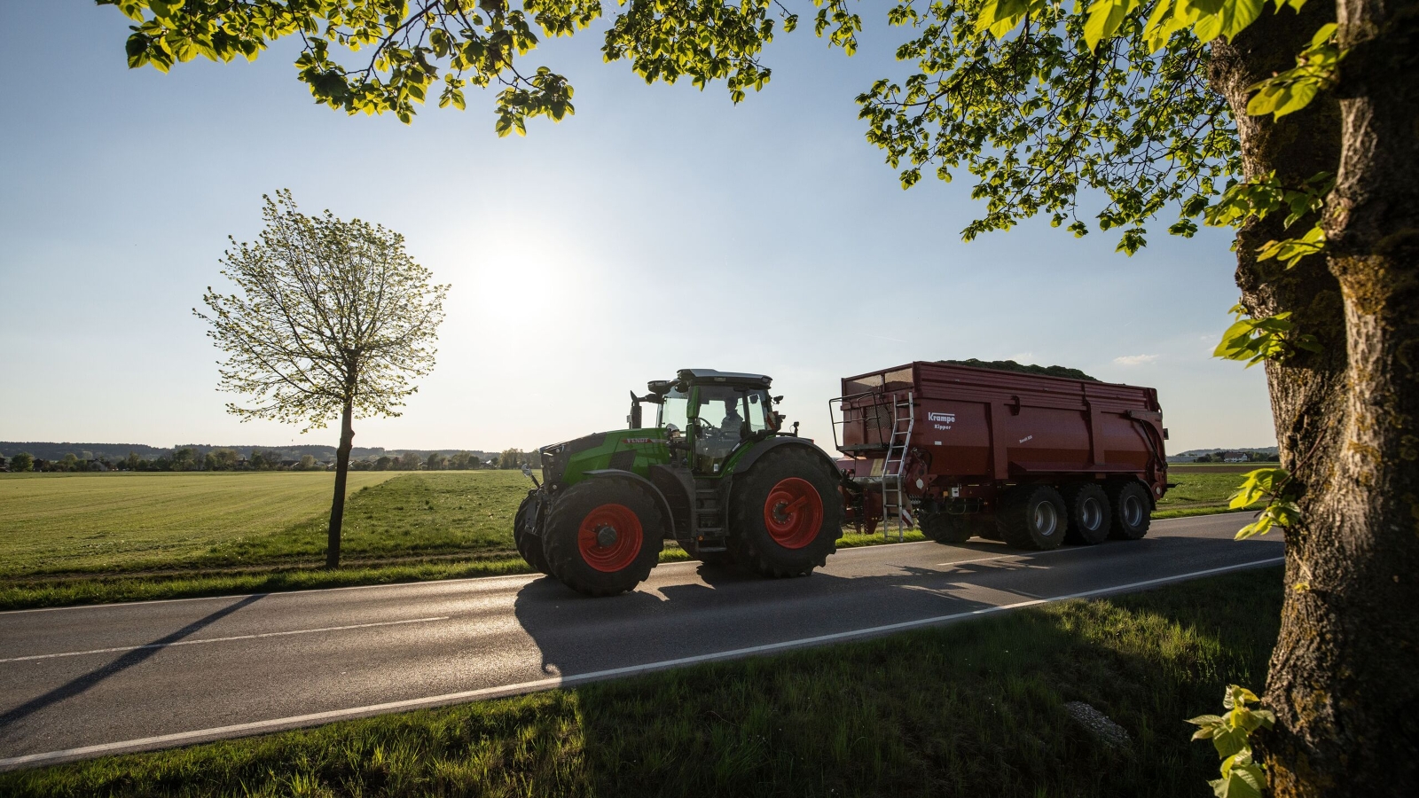 En Fendt 800 Vario med fôrvogn på en landevei