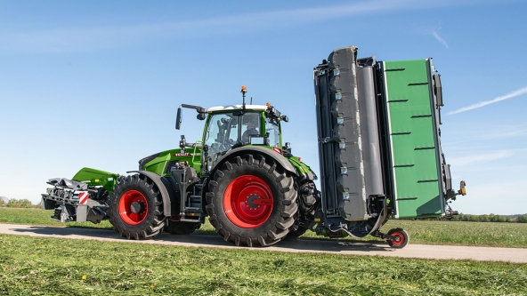 Fendt traktor med tilhenger Fendt traktor med tilhenger på en grusvei