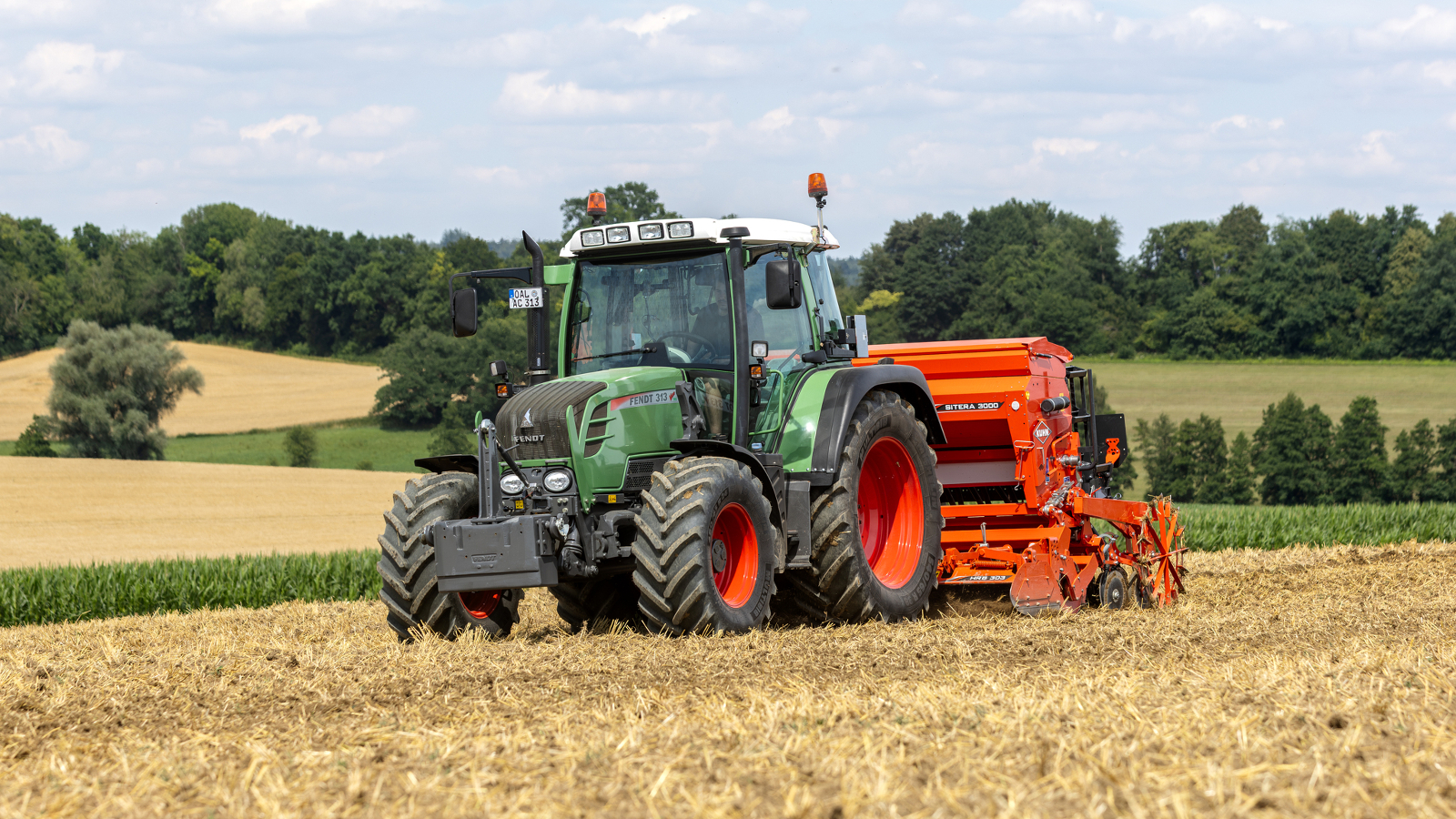 En jordbruker kjører en Fendt 300 Vario ved siden av en annen Fendt-traktor på en åker