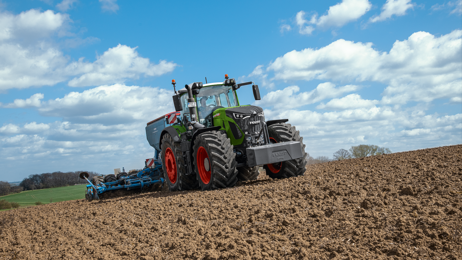 En Fendt 900 Vario Gen6 står på en åker