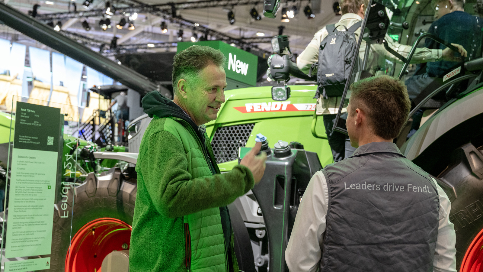 Kunder og Fendt-medarbeidere på Fendts stand på Agritechnica 2025
