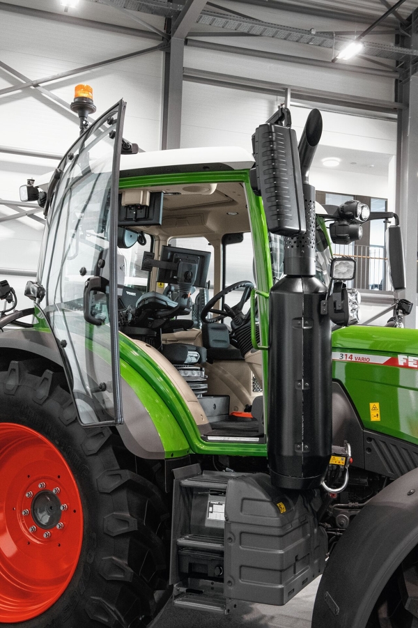 En Fendt-traktor med åpen dør i førerhuset