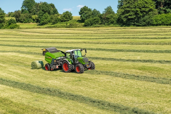 En grønn Fendt-traktor med en Fendt-ballepresser i feltet