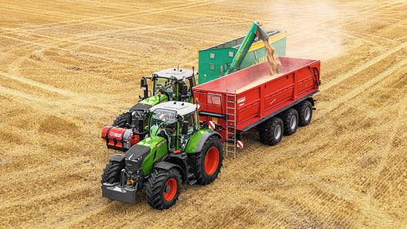 En grønnlakkert Fendt 728 Vario med røde felger og påmontert lastervogn i åkeren