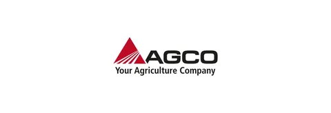 Logo AGCO Corporation na białym tle, czerwony trójkąt z trzema białymi paskami i czarnym napisem „AGCO Your Agriculture Company”.