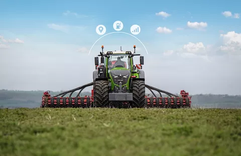 Fendt 1000 Vario jadący po polu z kultywatorem z trzema cyfrowo dodanymi ikonami do Fendt Connect