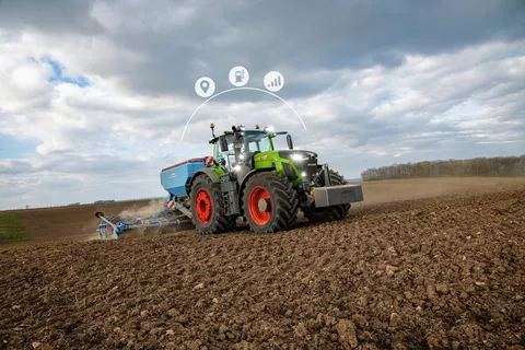 Fendt 900 Vario jadący po polu z kultywatorem z trzema cyfrowo dodanymi ikonami do Fendt Connect