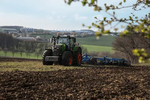 Fendt 900 Vario jeździ po polu z pługiem