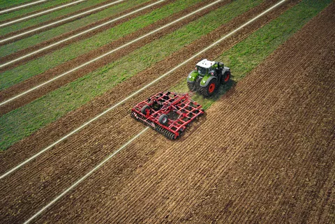 Widok z góry ciągnika Fendt 1000 Vario z narzędziem na polu