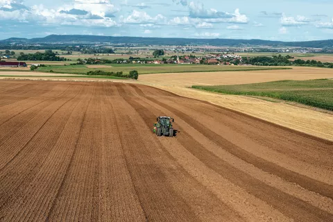 Ciągnik Fendt podczas pracy na polu