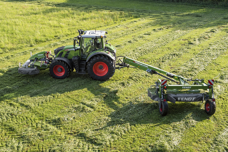 Ciągnik Fendt z używaną krajalnicą