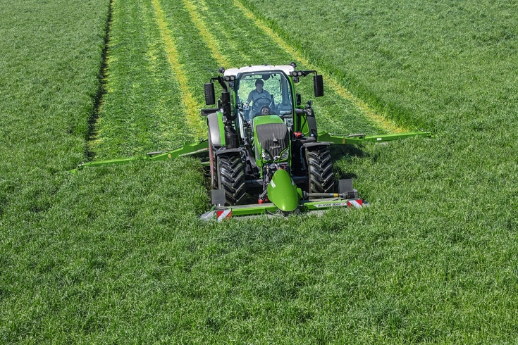 Ciągnik Fendt z kosiarką tnie trawę