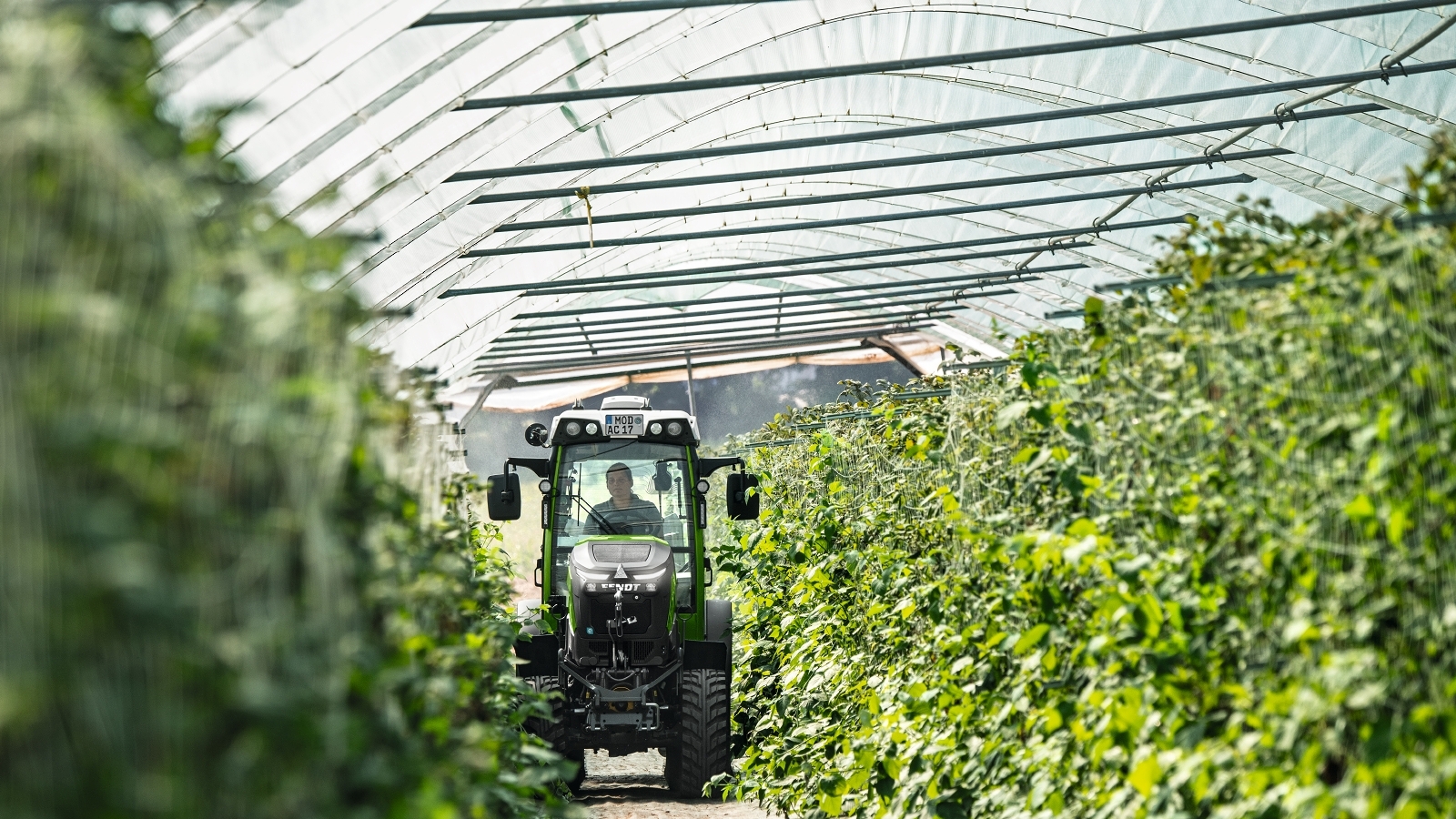 De Fendt e100 V Vario rijdt in een kas