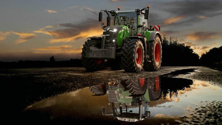 Ein Fendt 700 Vario Gen7 auf der Straße vor dramatischem Sonnenuntergangshimmel