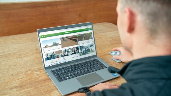 Widok przez ramię mężczyzny, który spogląda na laptopa z otwartym programem Fendt One Offboard.