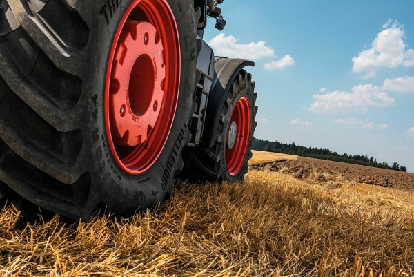 Opony Fendt 900 Vario Zbliżenie na dwie opony ciągnika Fendt 900 Vario na złotym polu uprawnym.