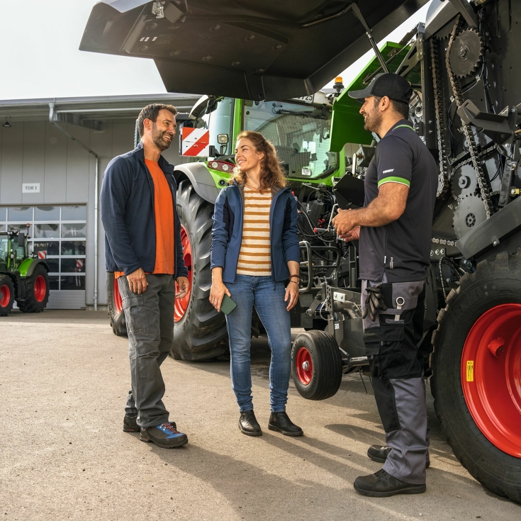 Rolnik w ciągniku korzysta z aplikacji Fendt Service do rezerwacji terminu prezentacji u dystrybutora Fendt