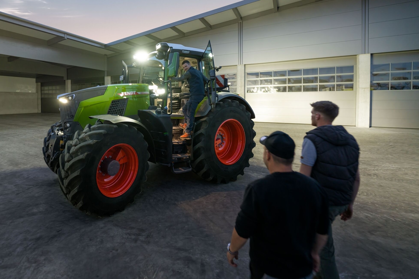 Widok na plac usługodawcy, który dla swoich kierowców udostępnił ciągnik Fendt 800 Vario z pełnym oświetleniem