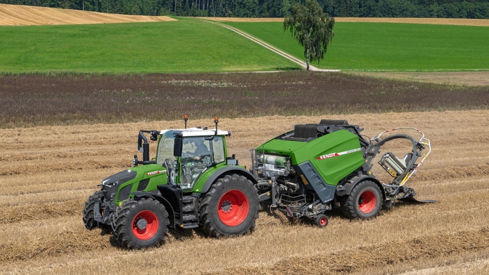 Prasa rolująca Fendt Rotana V Combi układa owinięte bele na polu.