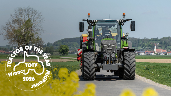 Tractor of the Year 2026 Fendt 500 Vario – Zielony Fendt 500 Vario jedzie drogą wiejską