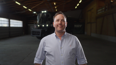 Retrato de Fred Barker El agricultor Fred Barker del R. U. está delante de una Fendt IDEAL