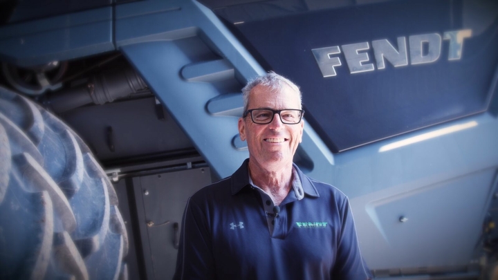 Retrato de John Hamill delante de un Fendt IDEAL