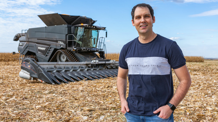 Retrato de Marcello Freitas delante de un Fendt IDEAL en un campo