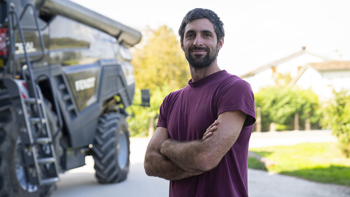 Retrato de Ivan Tosi delante de una Fendt IDEAL