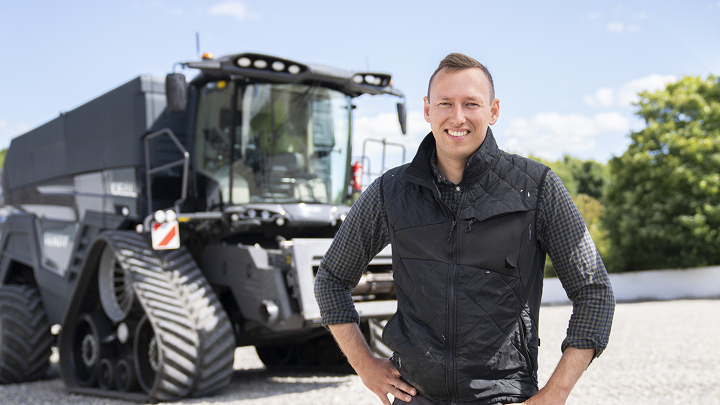 Retrato de Mark Jacobsen delante de una Fendt IDEAL